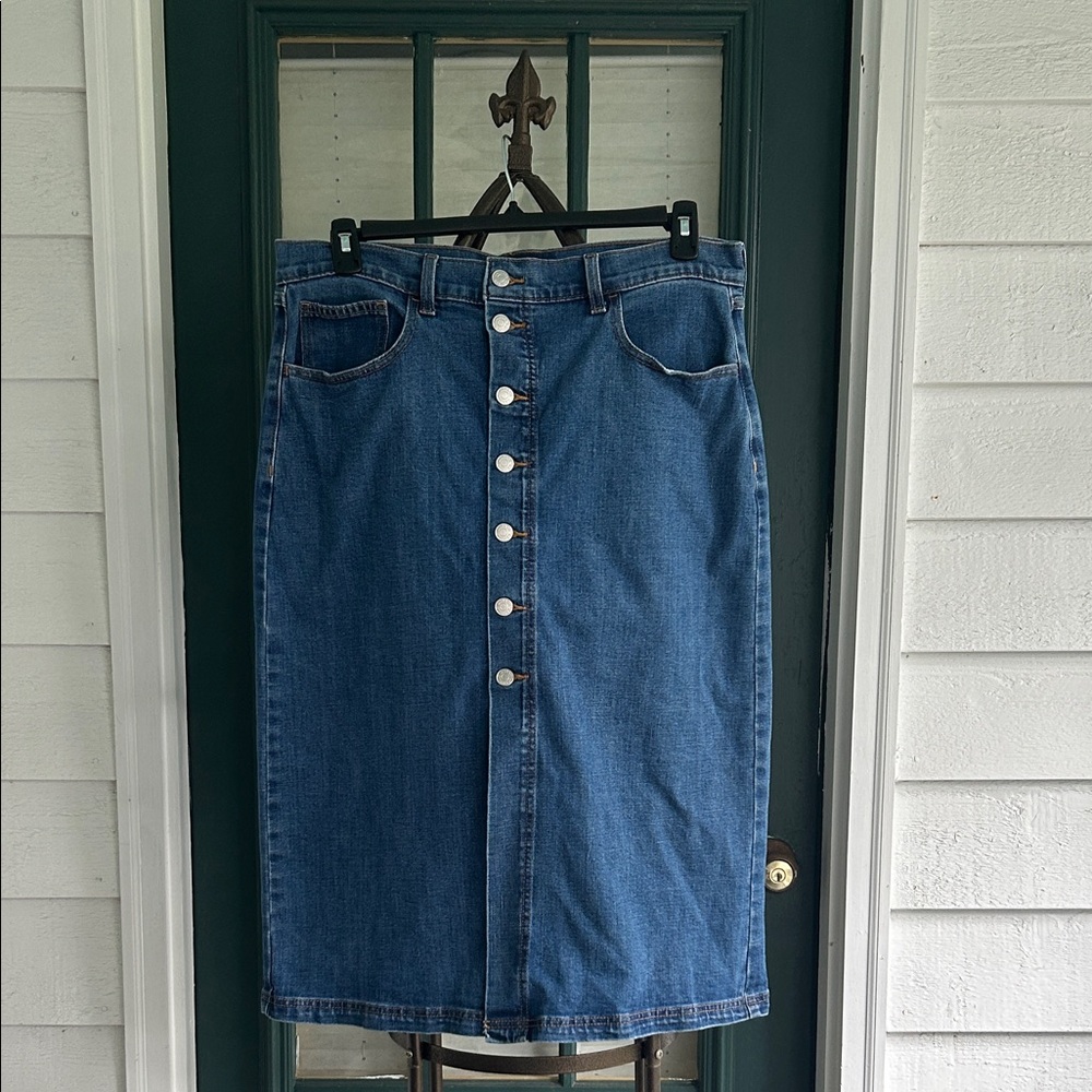 Banana Republic Blue Denim Pencil Skirt with buttons and front slit size 32 / 14